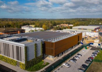 AI工厂实现功率柔性调节:英国实测100%响应200+电网指令