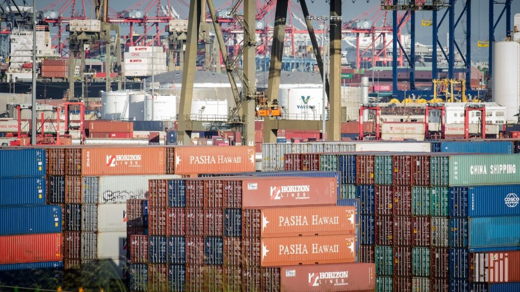Hormuz Closure Lifts Asia-US Freight Rates 29%