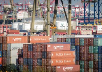 Hormuz Closure Lifts Asia-US Freight Rates 29%