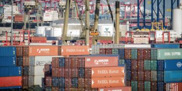 Hormuz Closure Lifts Asia-US Freight Rates 29%