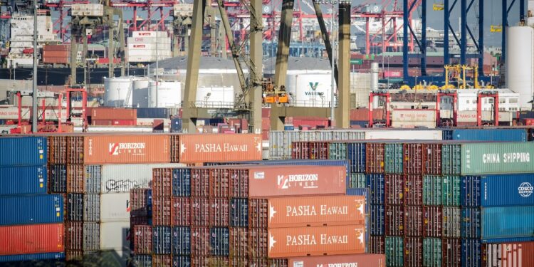 Hormuz Closure Lifts Asia-US Freight Rates 29%