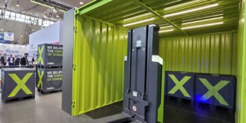 Agilox发布全自动卡车装货系统：标准AMR实现高精度入厢作业