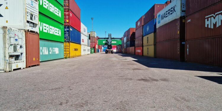 Trailer Storage Demand Rises 160% Amid Tariffs, Nearshoring