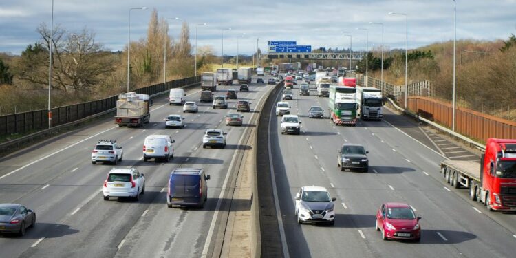 英国首次用DHL数据模拟零碳货运，2050年实现100%电动重卡