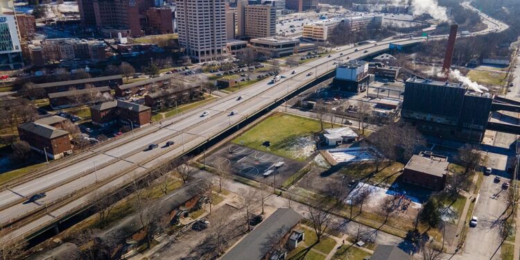 纽约拒撤2.5万张非户籍驾照被罚7350万美元 — Transport Topics