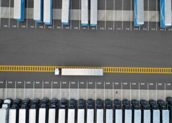 中国成亚太供应链核心枢纽：AMRO报告指20年转型为中日双中心结构