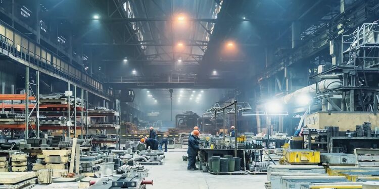 美国制造业回流加速：2024年新增24.4万岗位，但贸易逆差达1.2万亿美元