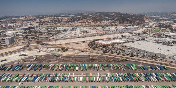 2026年1月海运市场更新：美东/西岸运价分化，苏伊士运河局部重启，全年需求仅增1-2%