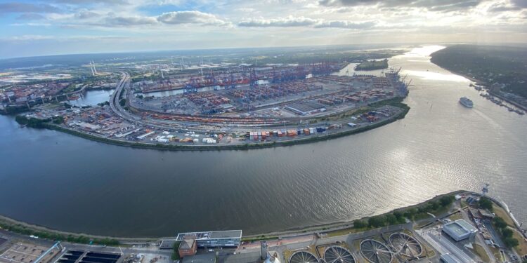 2026 Supply Chain Disruption: 72% Cite U.S. Tariff Volatility as Top Regulatory Risk