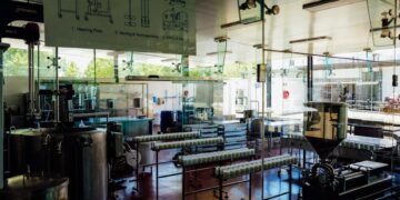 龙卷风冲击Rivian伊利诺伊工厂，R2电动车春季上市承压