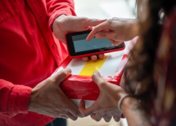 India Last-Mile EV Partnership: 500 Custom EVs Deployed, 35% Cost Cut