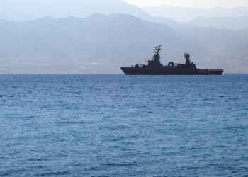 氦气供应中断致AI芯片产能承压，卡塔尔供应占比达30%至38%