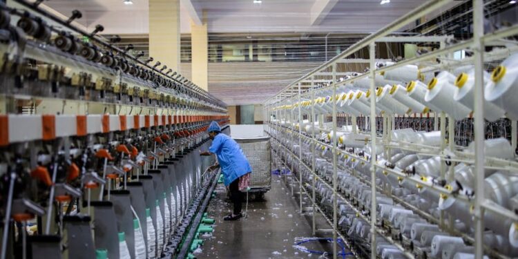 美国制造业PMI连续三个月扩张至52.7%，但价格指数飙升至78.3%引发供应链担忧