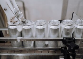 亚欧航线运价周跌8%至3071美元，船公司主动控舱防崩盘