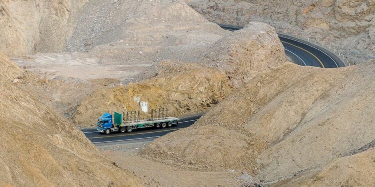 Hormuz Crisis Drives $735 Transpacific Freight Surge