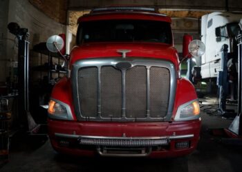 US Trucking Costs Surge, Threatening JIT Inventory Strategy