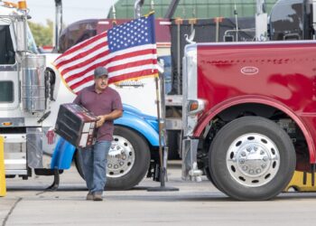 厢式货运量增6.4%、平板货运需求激增77% — FreightWaves