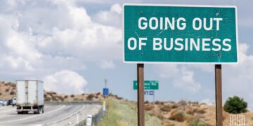 U.S. Freight Distress Spikes: 286 Drivers Laid Off, Expeditors Cuts 230 Tech Jobs