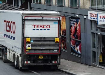 Tesco超3000名配送工人投票罢工，供应链承压