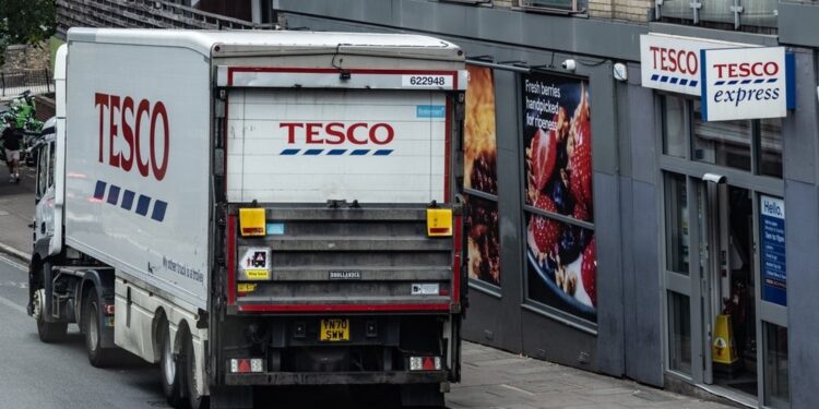 Tesco超3000名配送工人投票罢工,供应链承压
