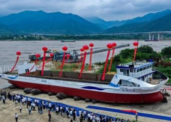 中国推出最大氢动力内河货船，载重2000吨、续航760公里