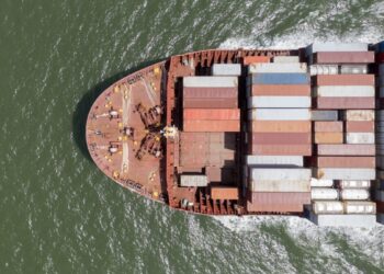 Asia-US container rates soar past $7,900 amid peak season surge