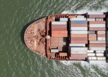 Asia-US container rates soar past $7,900 amid peak season surge