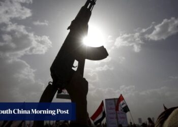 胡塞武装封锁沙特航运，红海通行量骤降40%，中东供应链承压