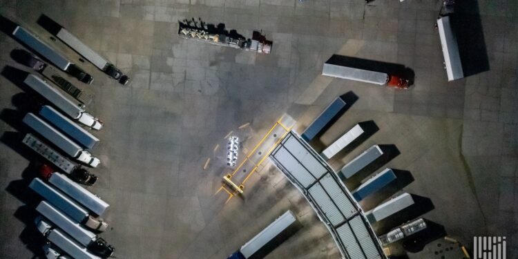 八人被控跨国货运盗窃,涉案金额达1000万美元