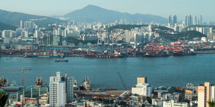 Global Chip Supply Chain Crosses Borders 70 Times, TSMC Holds 70% Advanced-Fab Share