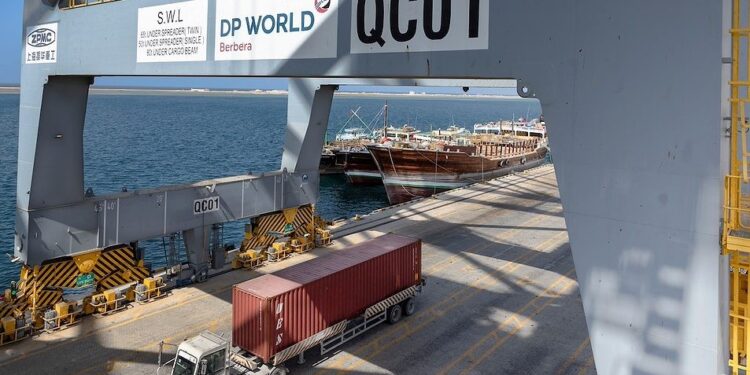 DP World 非洲投资加码至 8 亿美元,霍尔木兹海峡封锁推高燃油成本 75%