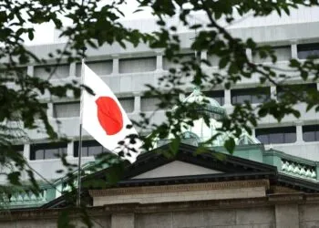 日本央行上调2026财年增长预测至0.5%，维持1%利率并警惕通胀风险