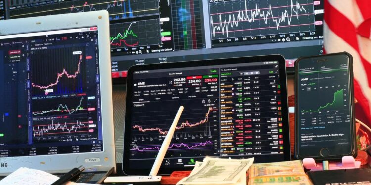 马士基股价承压,集装箱需求回归常态致运费回落、盈利收窄