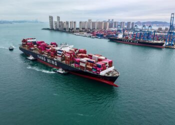 中国外贸总额首破25万亿,进口增22.1%、非洲贸易涨19.6%