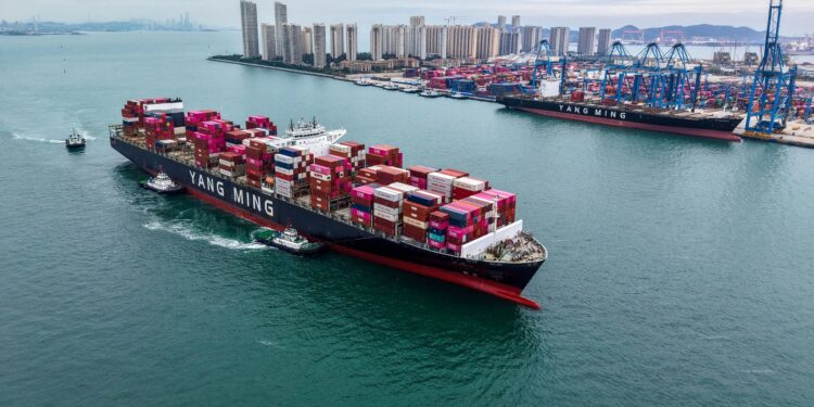 中国外贸总额首破25万亿，进口增22.1%、非洲贸易涨19.6%