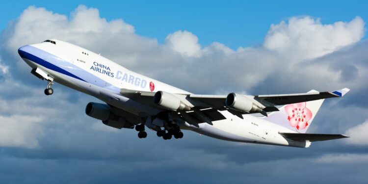 中华航空Q2货邮营收增43.9%至236亿新台币,加订8架波音777-8F