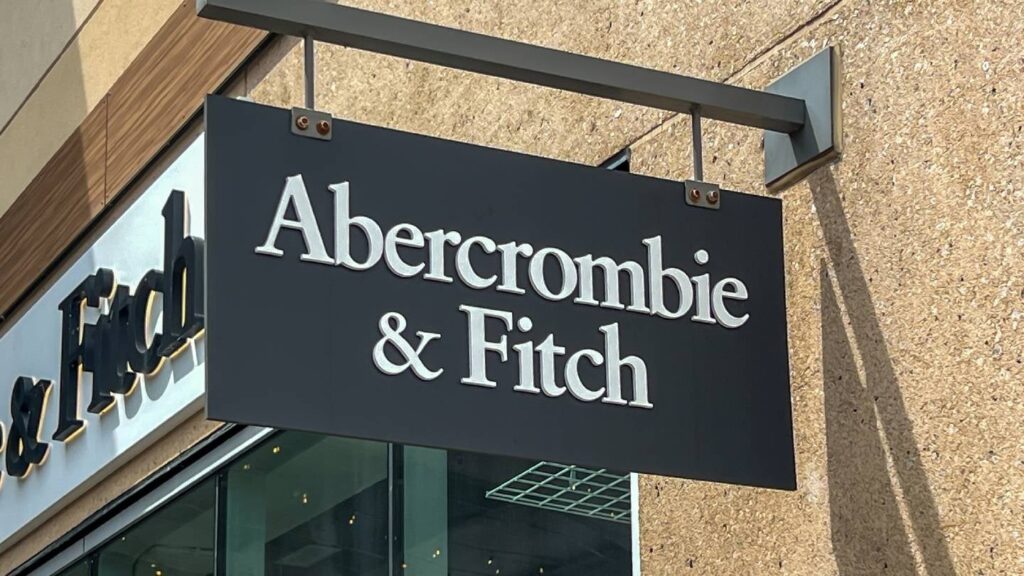 Abercrombie & Fitch 上调2026全年预期，Q2净销售额达12.7亿美元