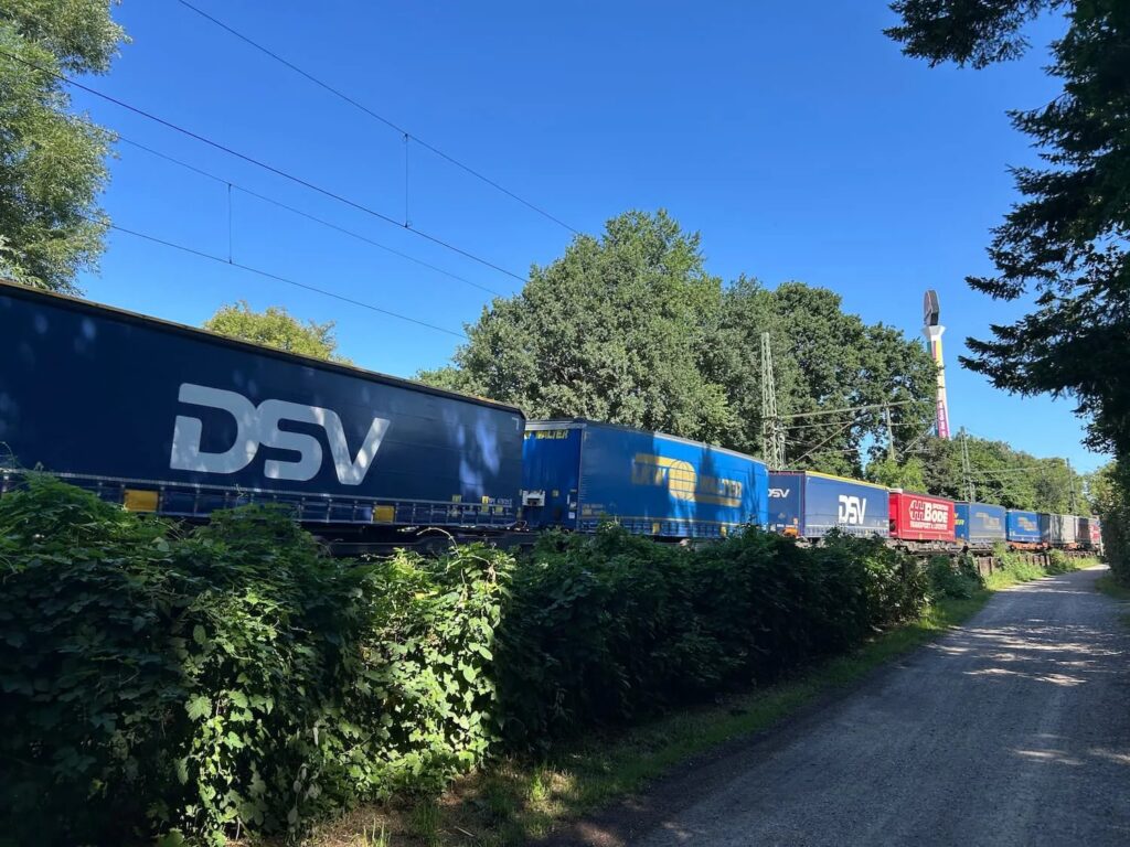 全球物流巨头二季度利润普涨，DSV 营收增 23%、DHL 利润率升至 8.3%
