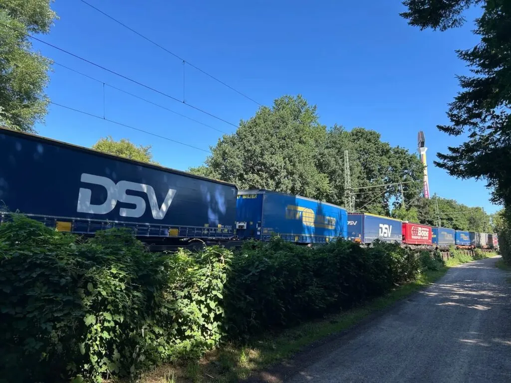 全球物流巨头二季度利润普涨，DSV 营收增 23%、DHL 利润率升至 8.3%