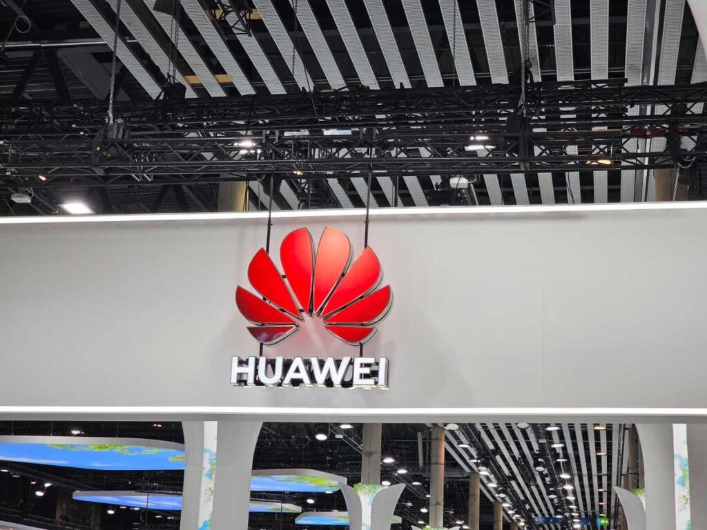华为将Ascend 960DT AI芯片发布时间提前至2027年Q1，性能翻倍