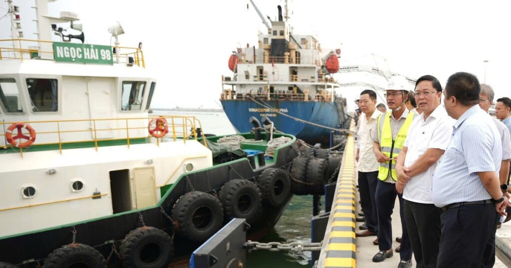 顺化市考察广治深水港，规划北部工业区物流通道