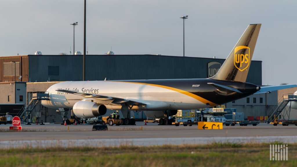 UPS重组聚焦全球物流，砍单200万件/日、裁员3万人