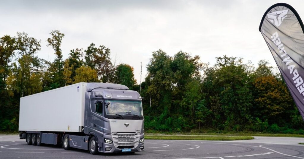 DHL货运在荷兰启用中国电动重卡，单次试运行减排930公斤CO₂e
