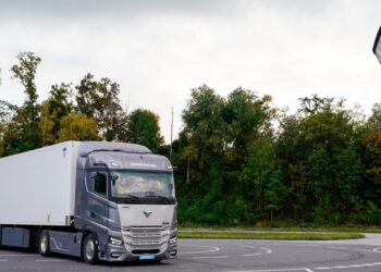 DHL货运在荷兰启用中国电动重卡，单次试运行减排930公斤CO₂e